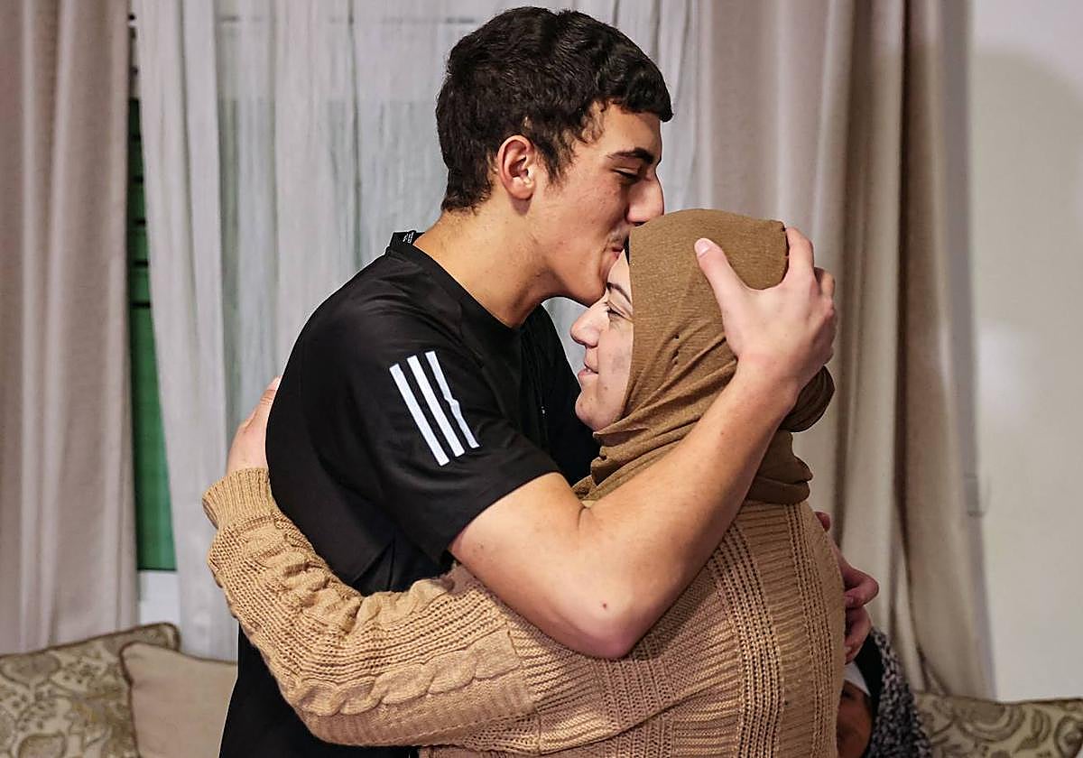 El palestino Muhammad Abu Al-Humus, besa a su madre al regresar a su casa tras ser liberado por Israel