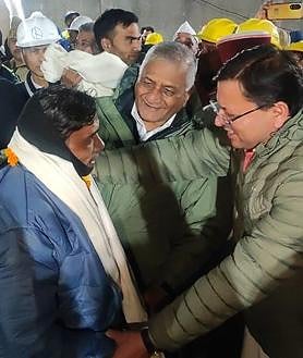 Imagen secundaria 2 - Primeras imágenes de los obreros atrapados en un túnel de la India por el derrumbe de un túnel el pasado 12 de noviembre. El Departamento de Información y Relaciones Públicas (DIPR) de Uttarakhand (India) ha sido el encargado de distrubuirlas