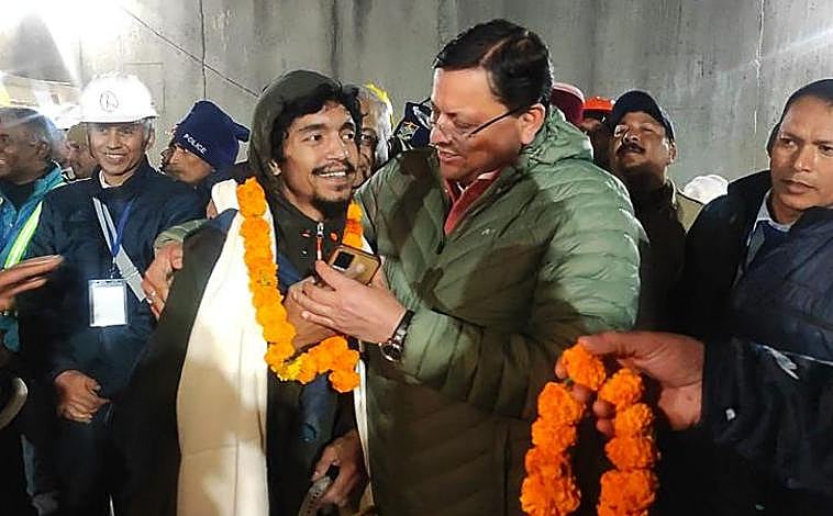 Imagen principal - Primeras imágenes de los obreros atrapados en un túnel de la India por el derrumbe de un túnel el pasado 12 de noviembre. El Departamento de Información y Relaciones Públicas (DIPR) de Uttarakhand (India) ha sido el encargado de distrubuirlas