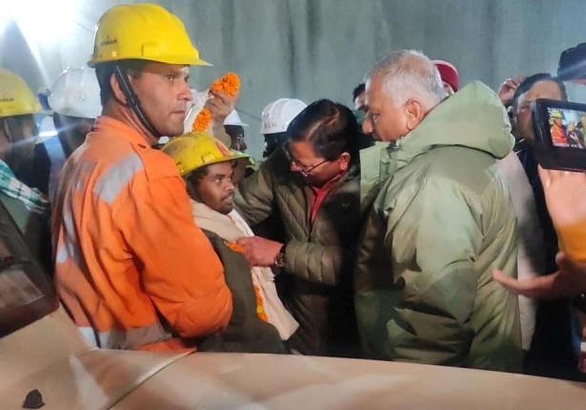 El primero de los 41 hombres liberador tras el derrumbre de un túnel en Uttarkashi (India)