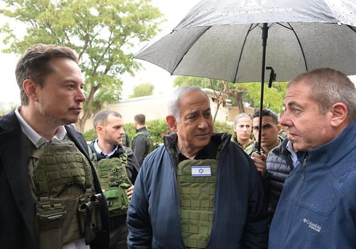 Elon Musk junto a Benjamin Netanyahu en uno de los kibutz atacados cerca de la frontera con Gaza