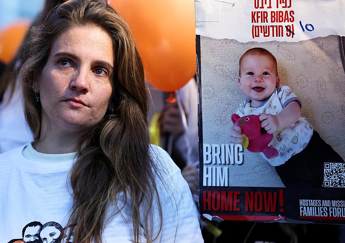 Una manifestante junto a un cartel que pide la liberación de Kfir Bibas, de 10 meses, durante una protesta que exige la liberación inmediata de los rehenes