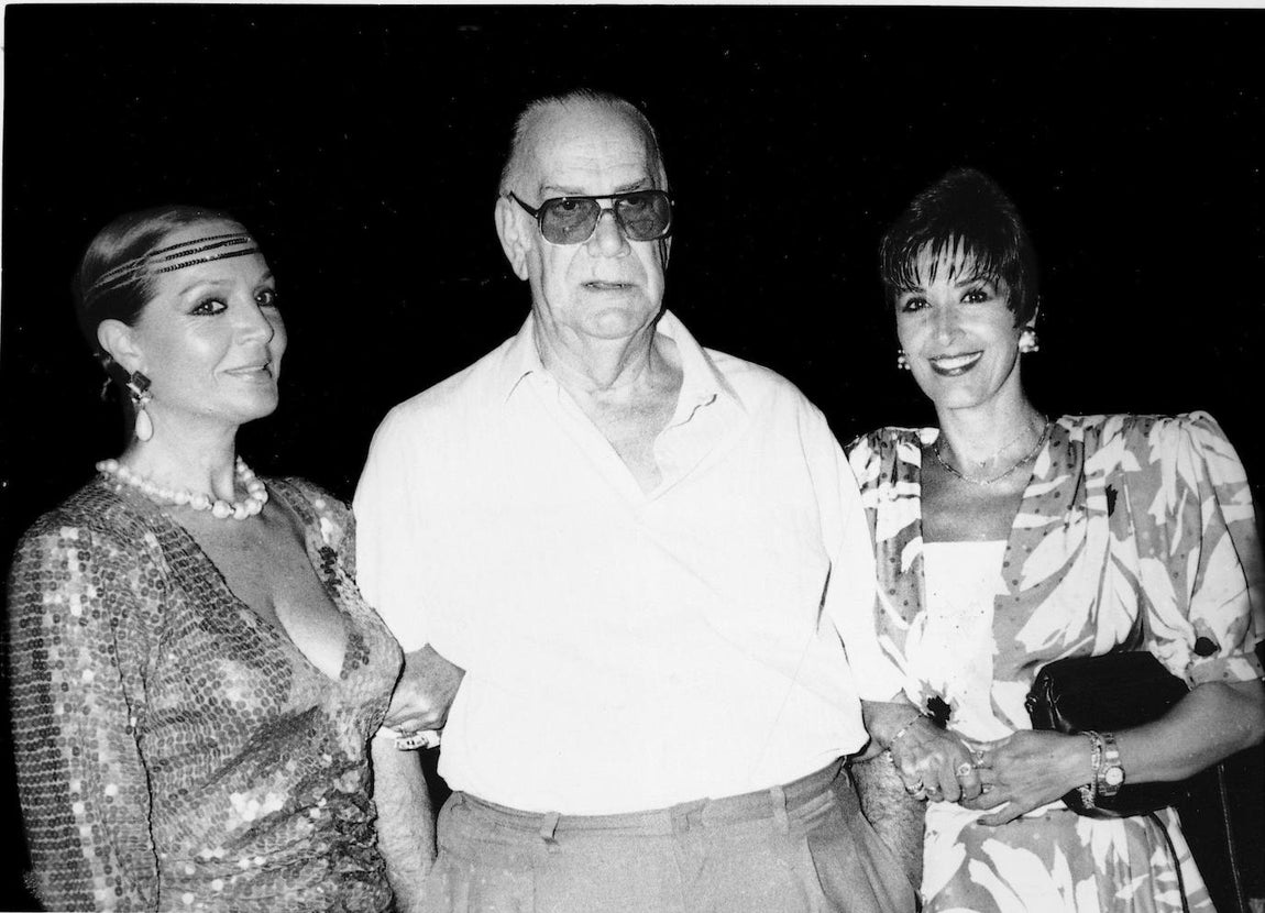 Concha Velasco, a la derecha, posa en una fotografía con otros dos grandes personajes de la cultura española: Sara Montiel y Camilo José Cela