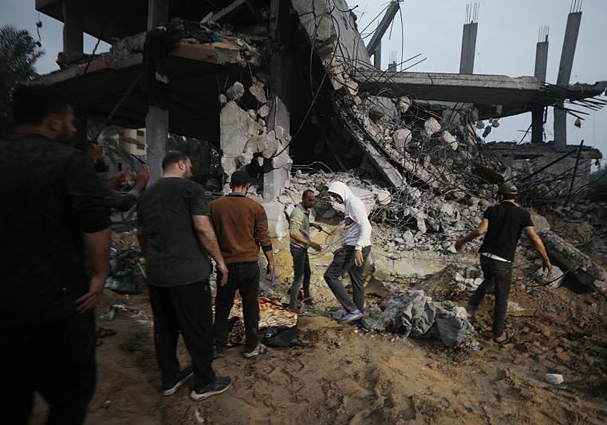 Búsqueda de víctimas y supervivientes entre los escombros de una casa destruida en Deir Al Balah, en el sur de Gaza