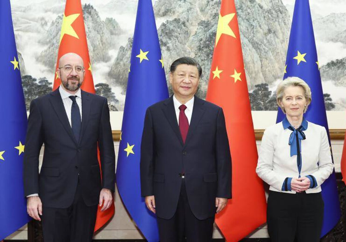 Xi Jinping junto a Charles Michel y Ursula von der Leyen en pekín