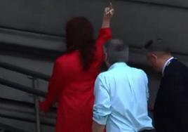 La peineta de Cristina Fernández de Kirchner a su llegada a la toma de posesión de Javier Milei