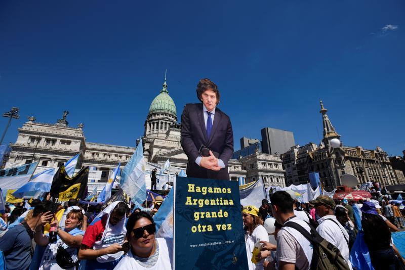 Miles de personas esperan el discurso del nuevo presidente de Argentina