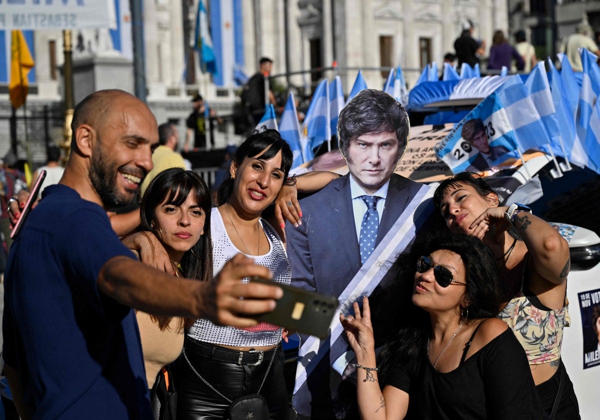 Multitud de personas se han echado a las calles de Buenos Aires para celebrar la toma de posesión de Milei