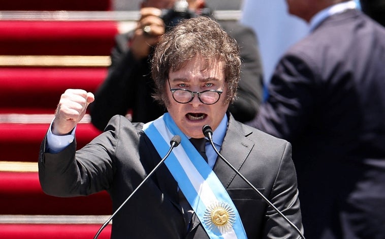 Imagen principal - Milei asume la presidencia de Argentina: «Hoy comienza una nueva era»