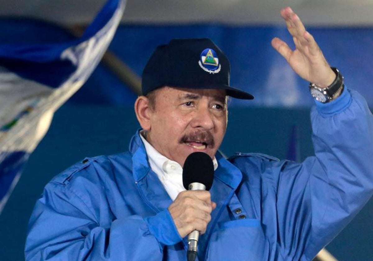 El presidente de Nicaragua, Daniel Ortega, habla durante una marcha denominada 'Caminamos por la paz, con fe y esperanza' en honor al beato salvadoreño Monseñor Oscar Arnulfo Romero