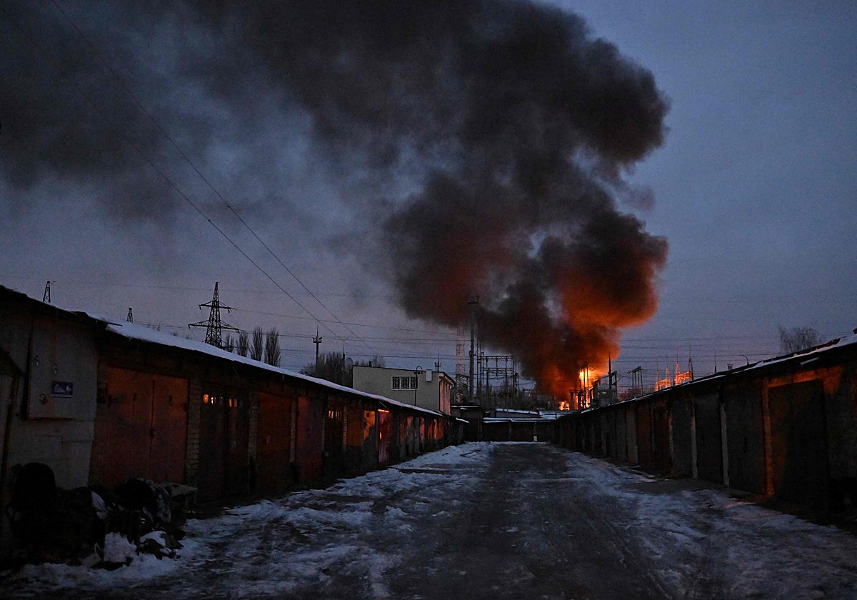 Foto de archivo de una explosión en la guerra de Ucrania