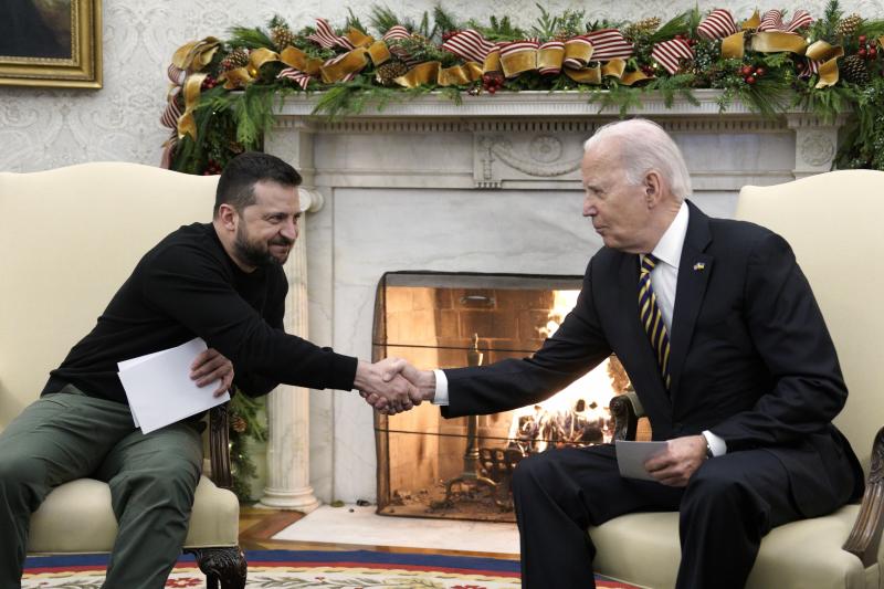 El presidente estadounidense, Joe Biden, junto a su homólogo Ucraniano, Volodímir Zelenski durante su visita a la Casa Blanca este martes