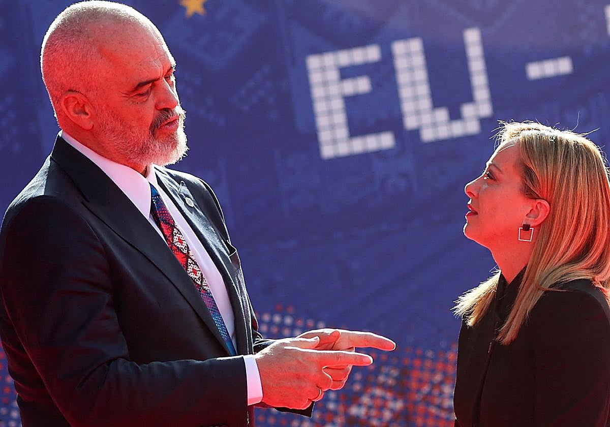 Edi Rama, primer ministro de Albania, conversando con la primera ministra de Italia, Georgia Meloni