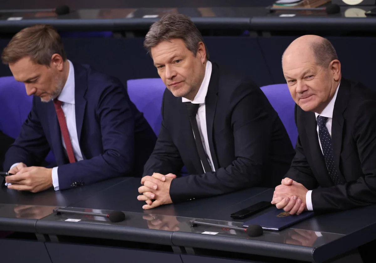 Scholz (derecha) junto al ministro de Economía y Clima, Robert Habeck (centro), y el de Finanzas, Christian Lindner