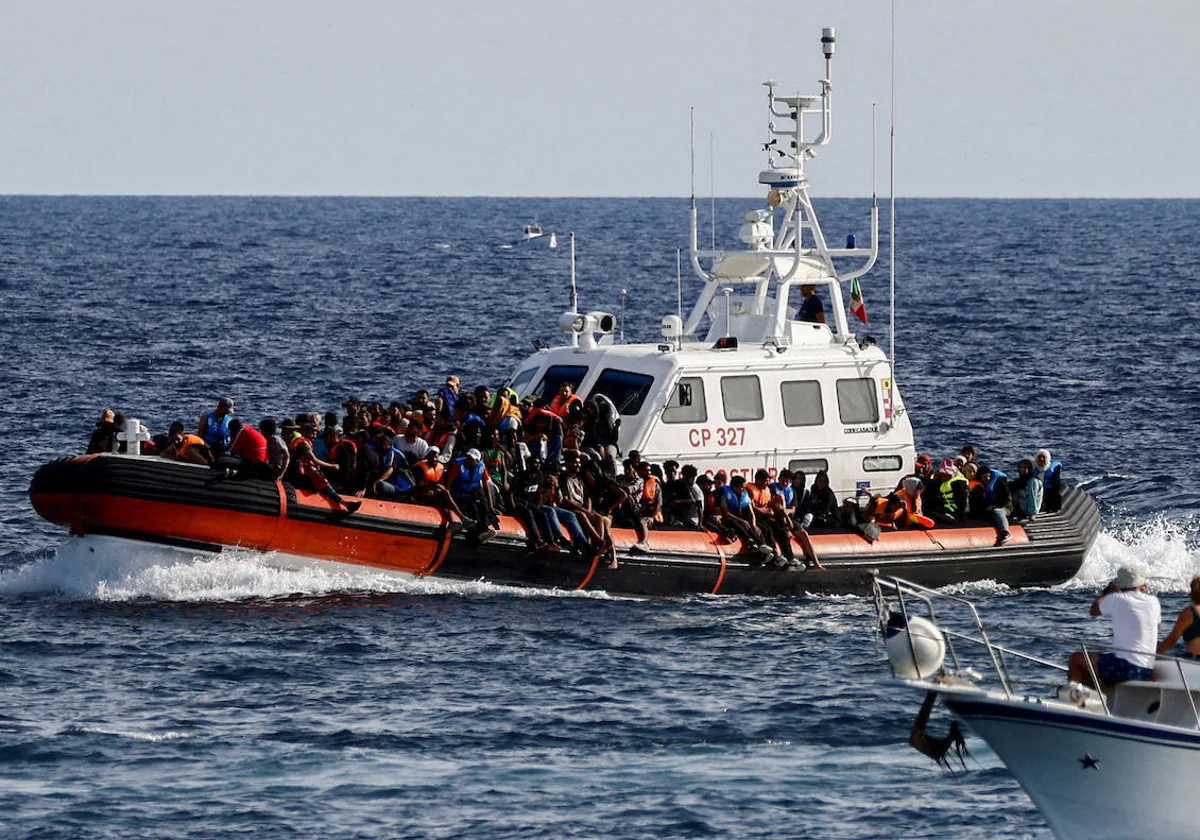 Un buque de la Guardia Costera italiana con inmigrantes rescatados a bordo