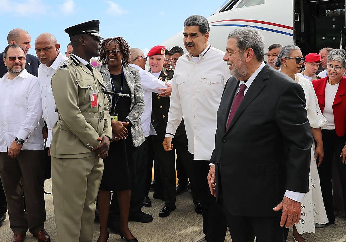 El mandatario venezolano Nicolás Maduro conversa con el primer ministro de San Vicente y las Granadinas