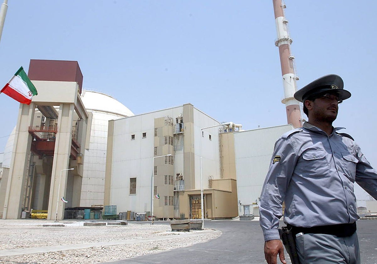 Un agente iraní vigila una planta de energía nuclear