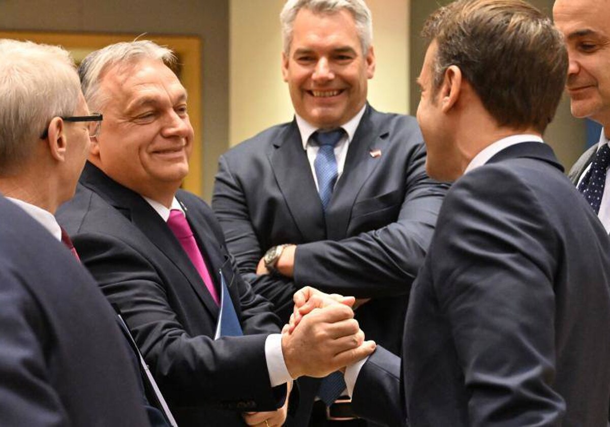 Emmanuel Macron saluda a Viktor Orban en los cuarteles generales del Consejo Europeo, en Bruselas