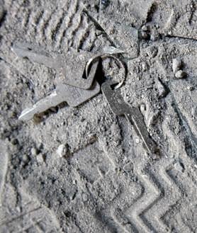 Imagen secundaria 2 - En la primera imagen, una cuna arrasada por el fuego. En la segunda, numerosas tazas destrozadas tras el ataque de Hamás. En la última, un juego de llaves abandonado