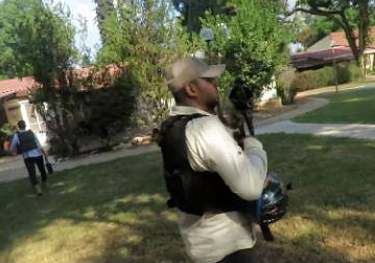 Terroristas de Hamás merodean por los kibutzim cercanos a la Franja de Gaza el día de los atentados