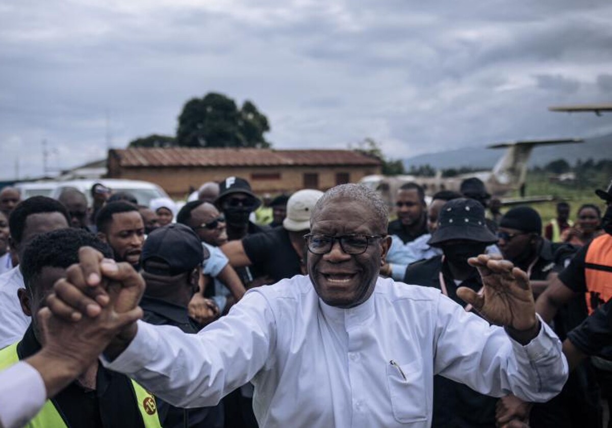 Mukwege saluda a sus partidarios en el aeropuerto de Kavumu-Bukavu