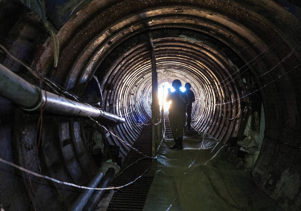 Interior del túnel de Hamás descubierto por el Ejército israelí