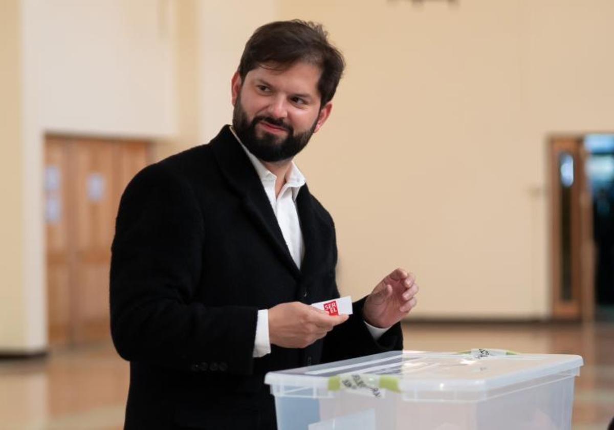 El presidente chileno, Gabriel Boric, durante las votaciones para la propuesta de una nueva Constitución en el país