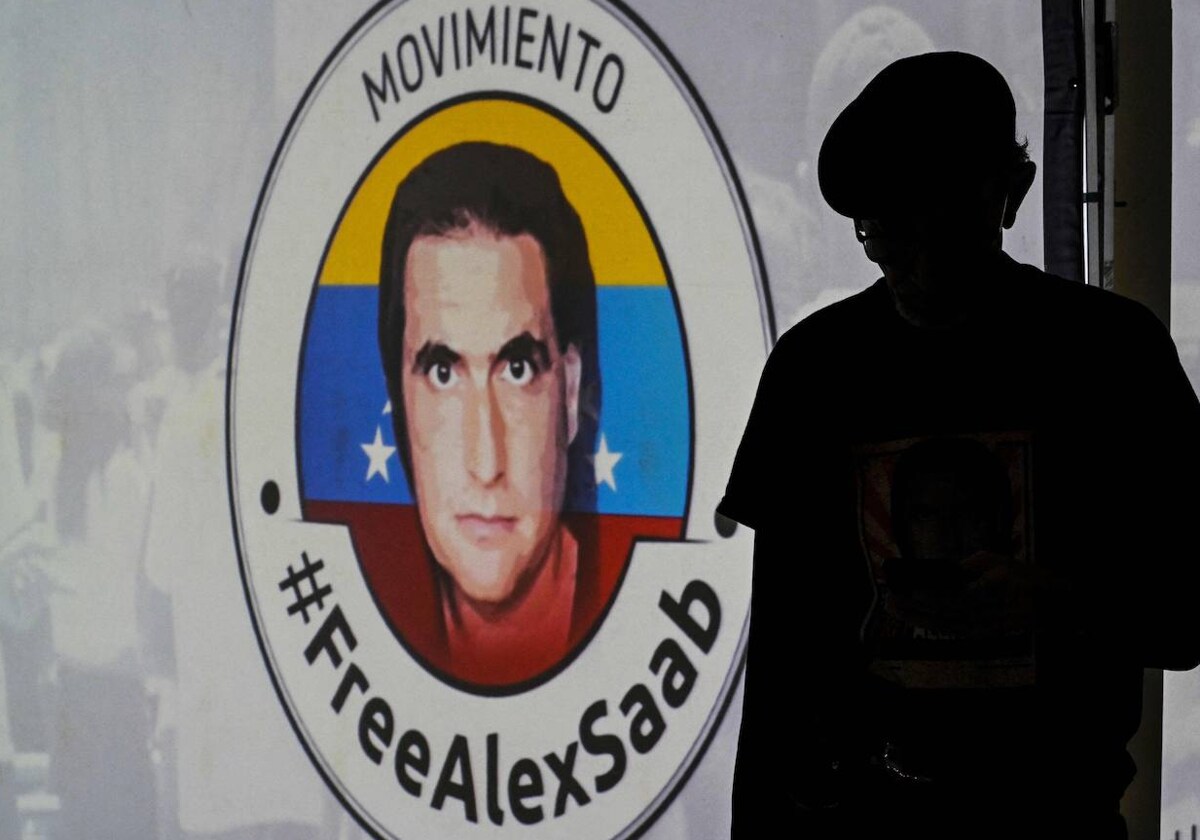 Pintura del movimiento 'FreeAlexSaab' en una pared de Caracas