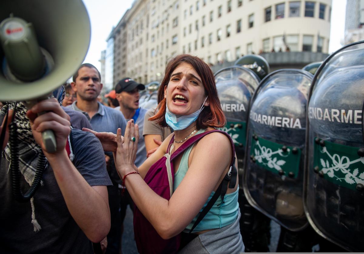 Un grupo de agentes de la Policía antidisturbios, desplegado durante las protestas contra Milei