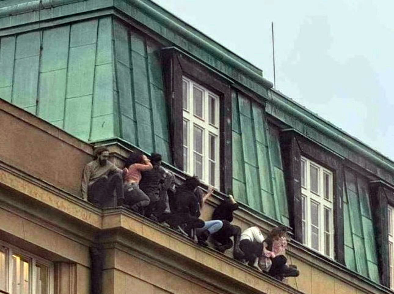 El tiroteo en Praga, con quince muertos y decenas de heridos, en imágenes