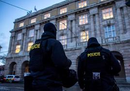 La Policía checa aumenta la vigilancia en las calles de Praga tras el tiroteo masivo en una universidad