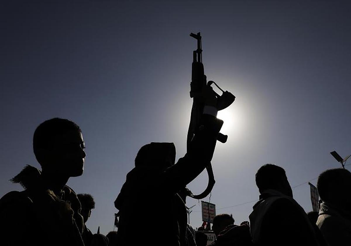 Los hutíes protestan contra la operación multinacional para salvaguardar el transporte marítimo en el Mar Rojo