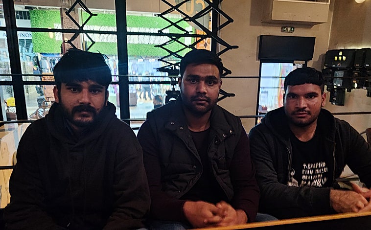 Imagen principal - Arriba, A la derecha Ur Rehman Haseeb, a la izquierda Inzmam Mqbool y en el centro Rana Husnain. Abajo a la izquierda, Zeeshan Sawar a la izquierda y Muhammad Hamza a la derecha. A la derecha, Inzmam Mqbool dentro del barracón donde vive en Malakasa.