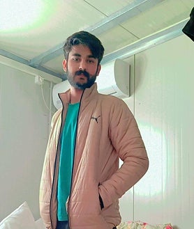 Imagen secundaria 2 - Arriba, A la derecha Ur Rehman Haseeb, a la izquierda Inzmam Mqbool y en el centro Rana Husnain. Abajo a la izquierda, Zeeshan Sawar a la izquierda y Muhammad Hamza a la derecha. A la derecha, Inzmam Mqbool dentro del barracón donde vive en Malakasa.