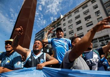 Milei presenta un paquete de leyes al Congreso argentino en medio de manifestaciones en su contra