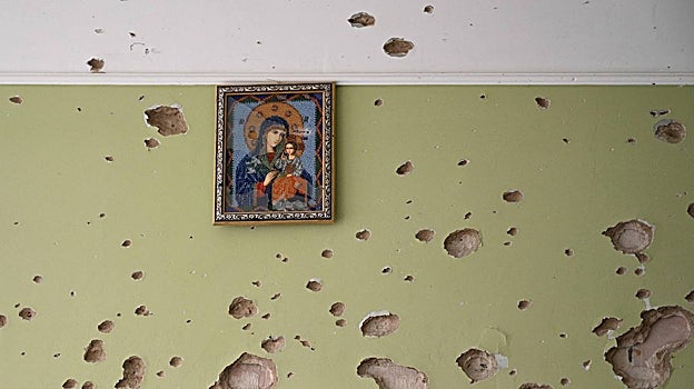 Destrucción provocada por un bombardeo ruso alrededor de un icono de la Virgen en Leópolis