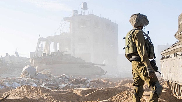 Un soldado israelí participa en la incursión terrestre en la Franja de Gaza