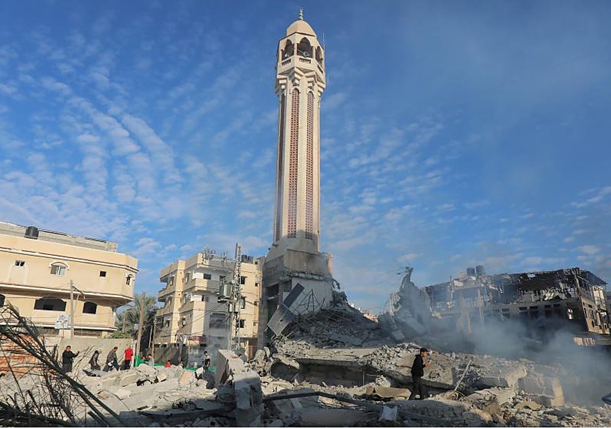 De la mezquita de Omari, la mayor y más importante de Gaza, solo queda en pie su minarete
