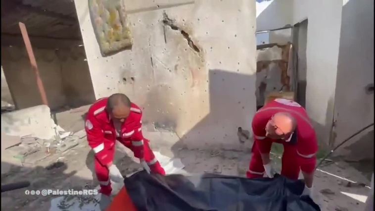 La Media Luna Roja palestina acude a una vivienda bombardeada en Jan Yunis