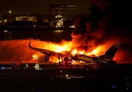 El choque de un avión con casi 400 pasajeros y una aeronave de la guardia costera en el aeropuerto de Tokio deja al menos cinco fallecidos