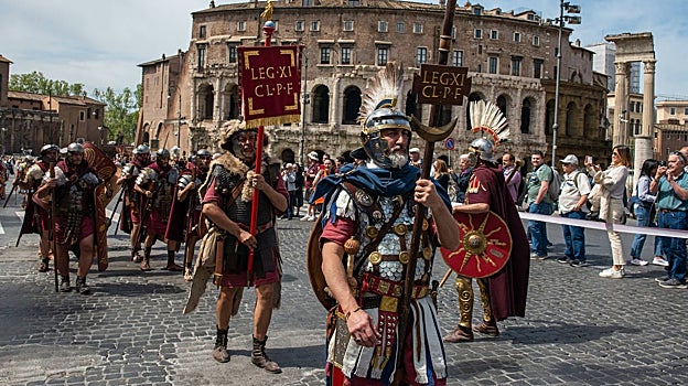 Desfile de personas vestidas con trajes de la Antigua Roma