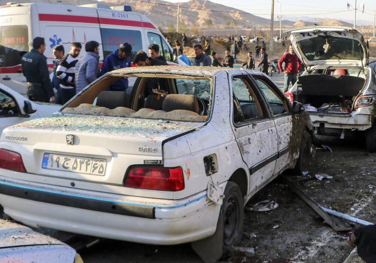 Ambulancias y coches destrozados en Kermán (Irán), donde más de cien personas han muerto en un atentado