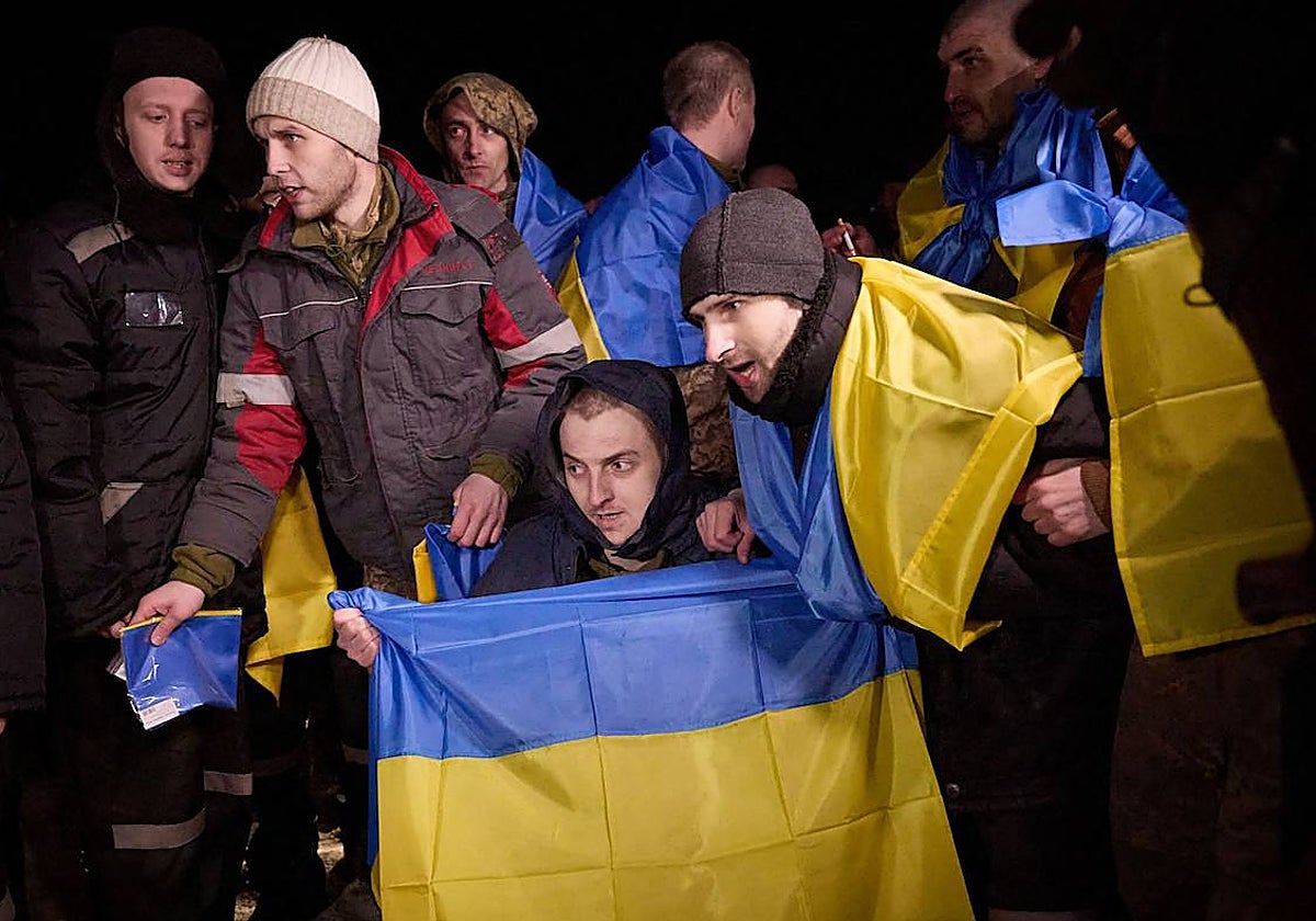 Un grupo de soldados ucranianos liberados tras el intercambio de prisioneros