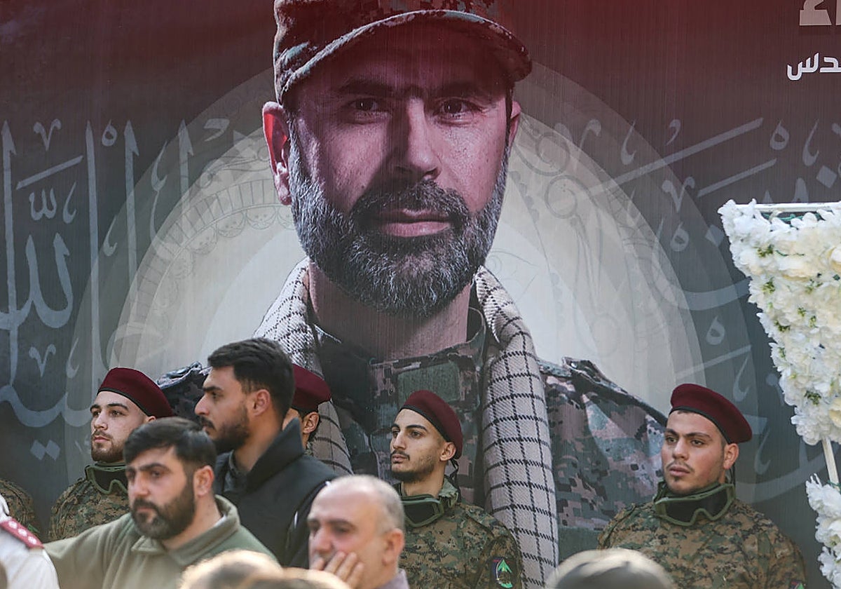 Mural con el rostro de Wissam Tawil, miembro de Hizbolá muerto en un ataque selectivo israelí