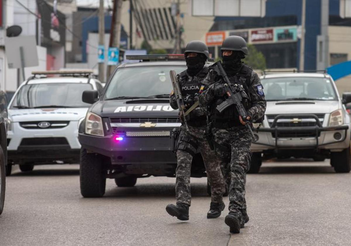 Policías realizan hoy un operativo en la sede del canal de televisión TC, donde encapuchados armados ingresaron y sometieron a su personal durante una transmisión en vivo, en Guayaquil (Ecuador)