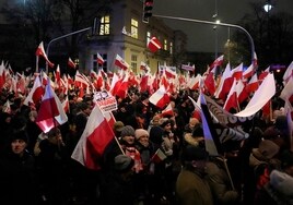 Miles de personas se congregan en Varsovia para protestar contra el Gobierno de Tusk: «El cuervo rojo no derrotará al águila»
