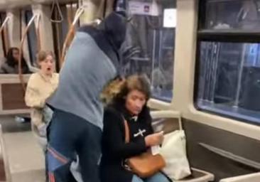 La policía detiene a un joven que tiraba una mezcla con excrementos de perro a viajeros del metro para ganar seguidores