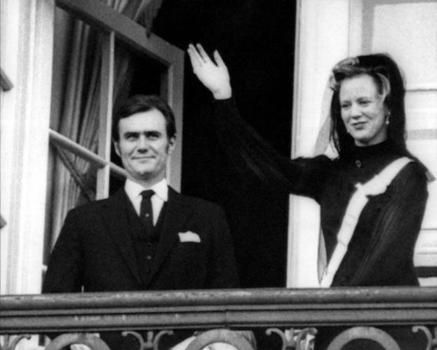 La reina Margarita II de Dinamarca y su esposo el príncipe Henrik, acompañados por sus hijos, los príncipes Frederik y Joachim, saludan a la multitud desde el balcón de su residencia en el Palacio Amalienborg de Copenhague, tras su proclamación como reina