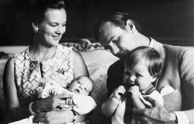 La reina Margarita ii junto a su esposo y sus dos hijos Federico y Joaquín