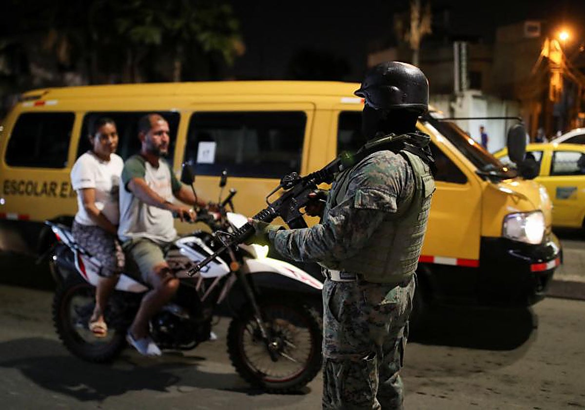 Un soldado hace guardia en un puesto de control en Guayaquil